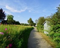 Gartenhaus und Zugang zum Garten vom Fussweg