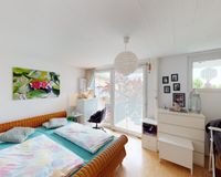 Schlafzimmer mit Zugang zum Balkon