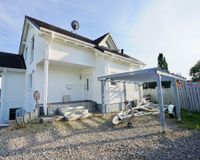 Ansicht Eingangsseite mit Carport, Zugang zur ELW