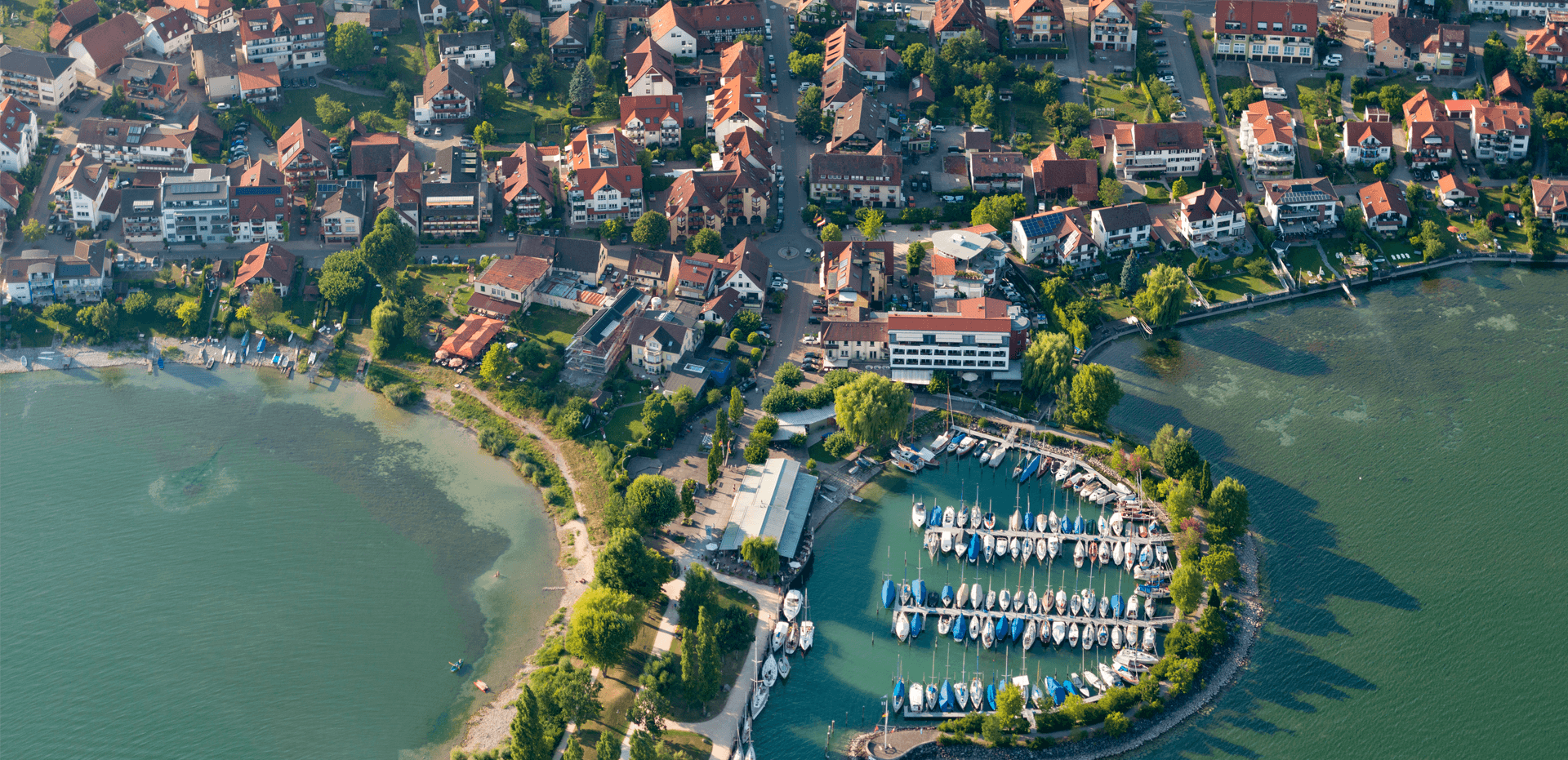 Immobilien und Yachthafen am Bodensee.