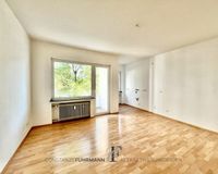 Wohnzimmer mit Zugang zum Balkon