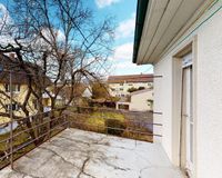 großer Balkon im Obergeschoss