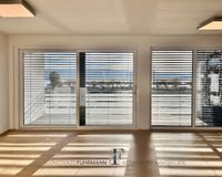 Süd-Fensterfront mit Balkonzugang