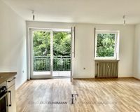 Wohnzimmer mit Balkon