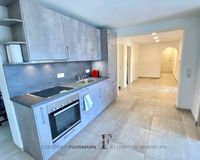 Küche mit Blick in Flur