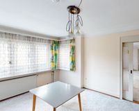 Wohnzimmer mit Blick ins Esszimmer und Veranda